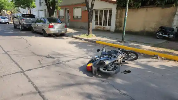 ¿No lo vieron? Chocaron “de lleno” contra un auto estacionado frente a la Comisaría 2ª