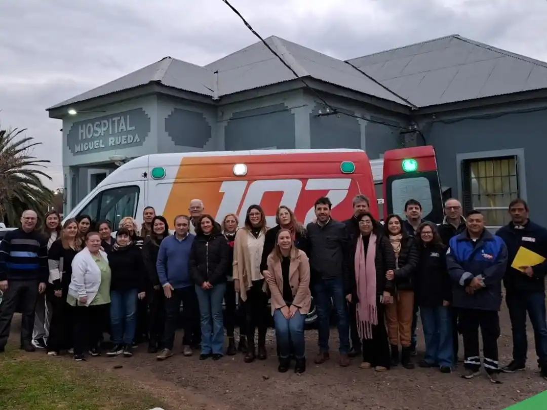 Autoridades locales y regionales junto a la nueva ambulancia.
