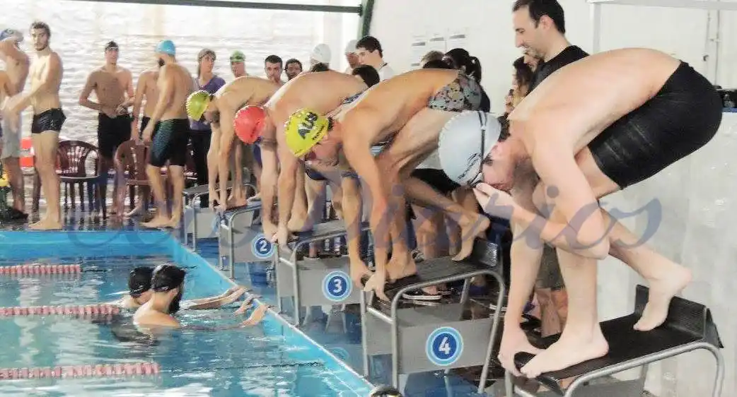 Los nadadores masters retornaron a la competencia a pura medalla