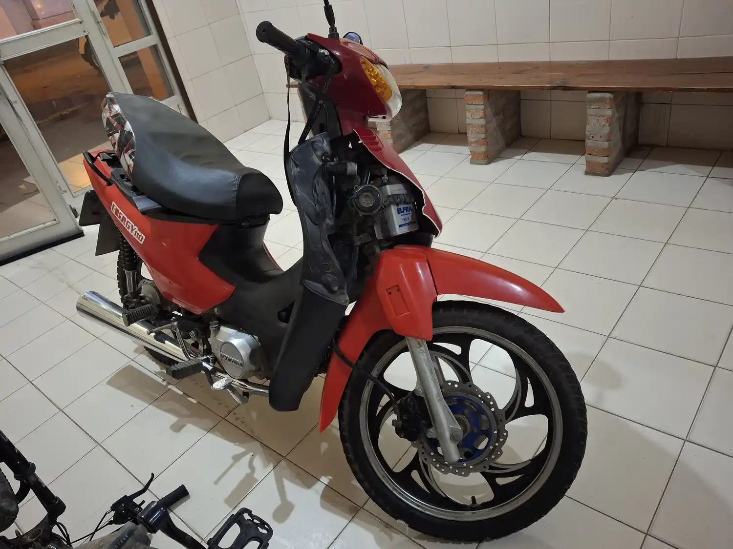 La motocicleta que el joven intentó robar.