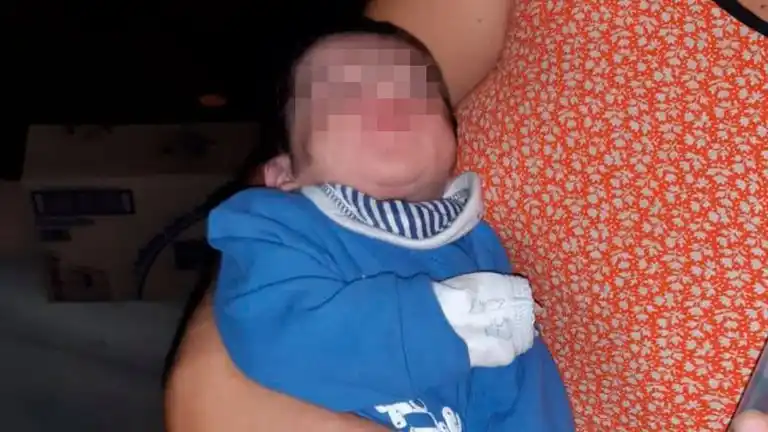 Otro bebé fue abandonado en una caja de cartón con mamadera y pañales