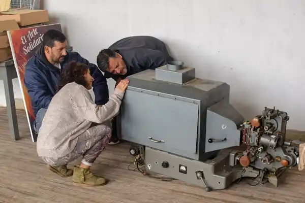 Un antiguo proyector de cine fue donado al Teatro Gualeguaychú