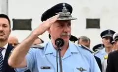 Desplazaron al jefe de la Fuerza Aérea por el uso indebido de aviones y casos de acoso