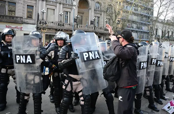 Incidentes frente al Congreso tras la confirmación del veto de Milei a la ley de movilidad jubilatoria