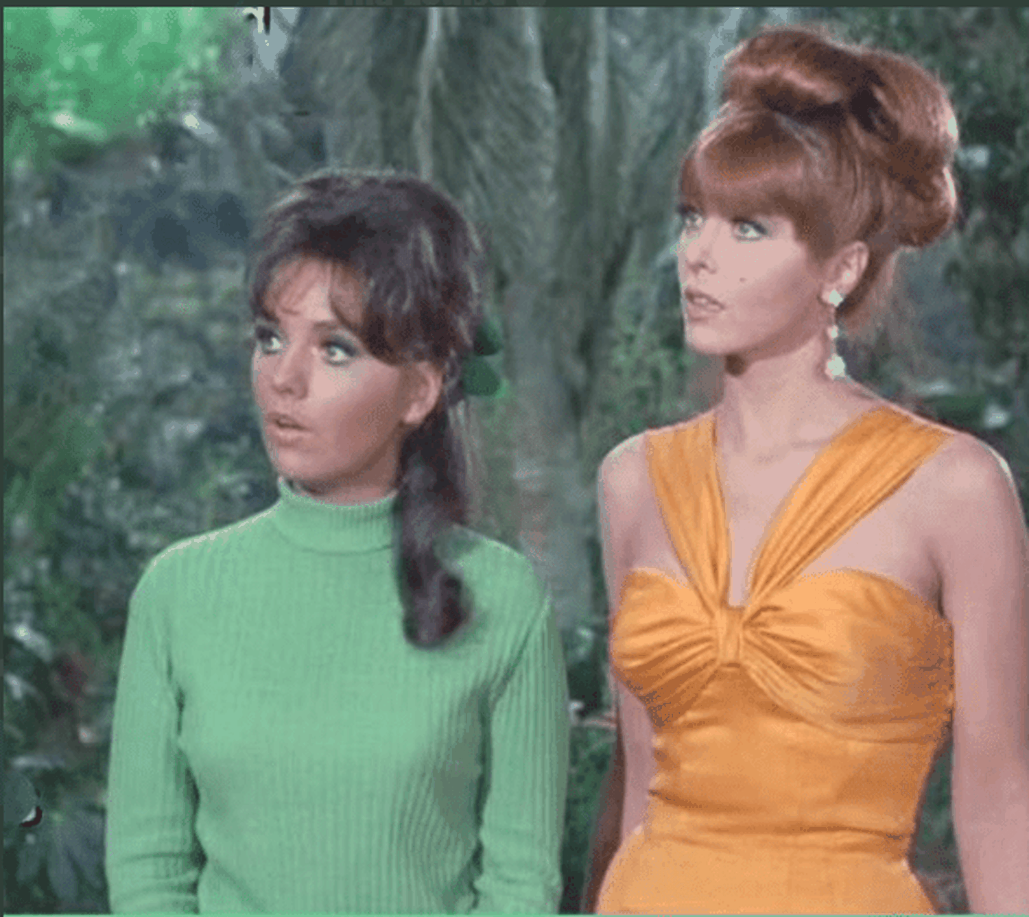 Tina Louise y Dawn Wells en una escena de la serie de los 60 que las dio a conocer. Foto: Twitter