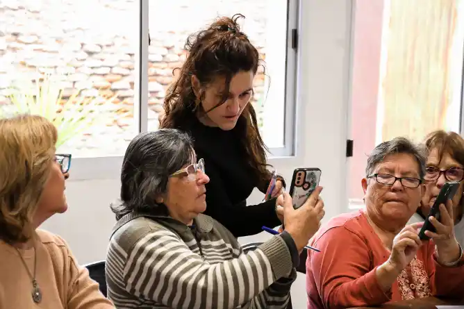 Chascomús impulsa la inclusión digital de personas mayores con un nuevo ciclo de talleres