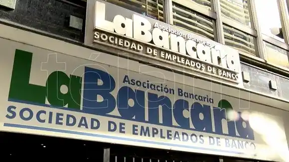 Los bancarios acordaron una paritaria del 75 %  y un salario inicial de $420.000