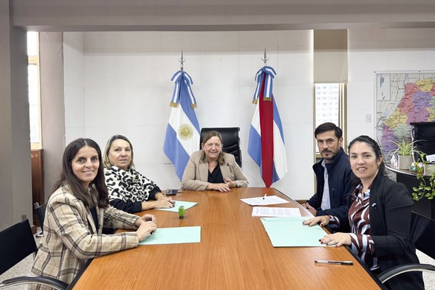 El Ministerio de Desarrollo Humano refuerza el turismo social con convenios en Gualeguay y Diamante