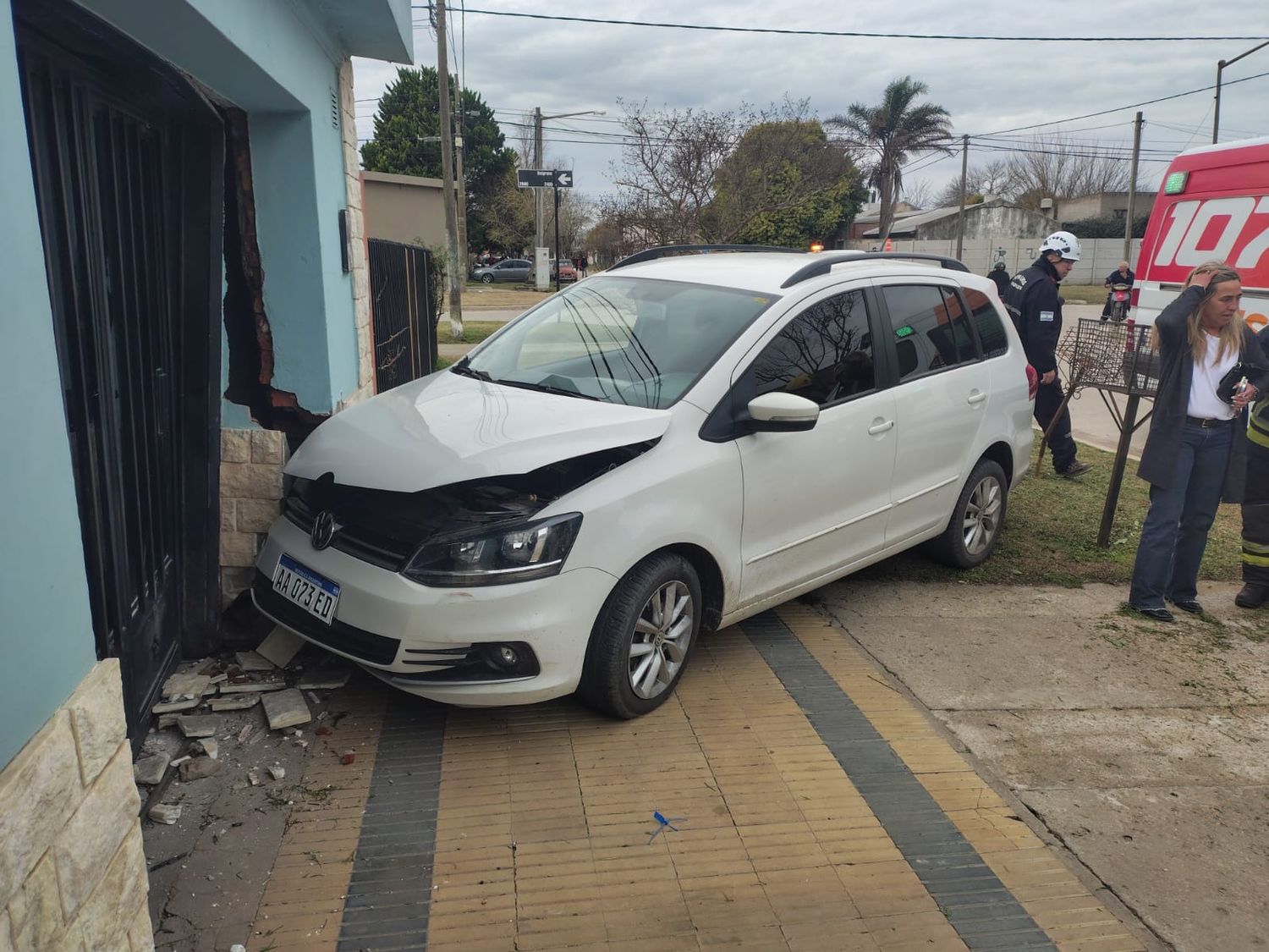 Fuerte choque de un auto contra una vivienda.