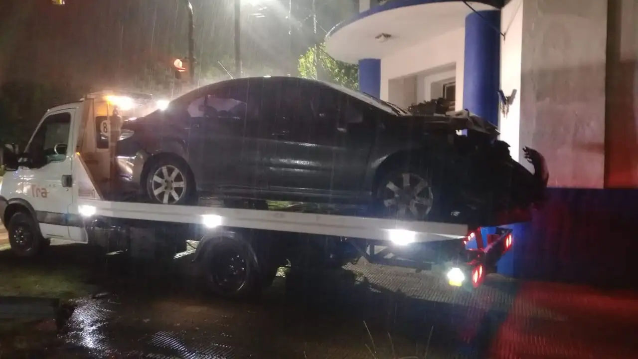 el peugeot siendo trasladado