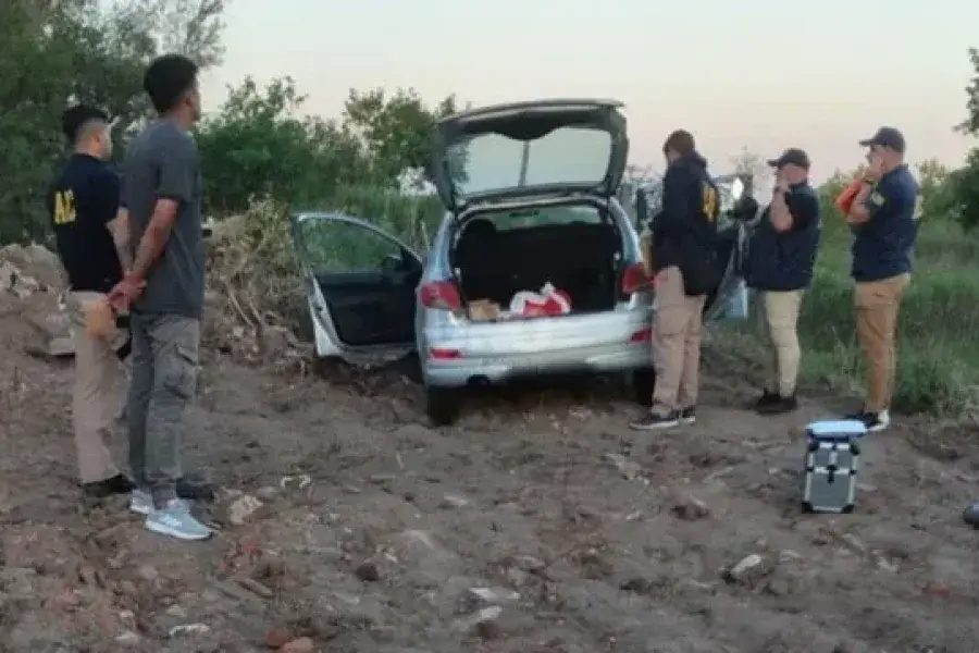 Una banda armada irrumpió en una comisaría de Arroyo Leyes y robó armas y un patrullero