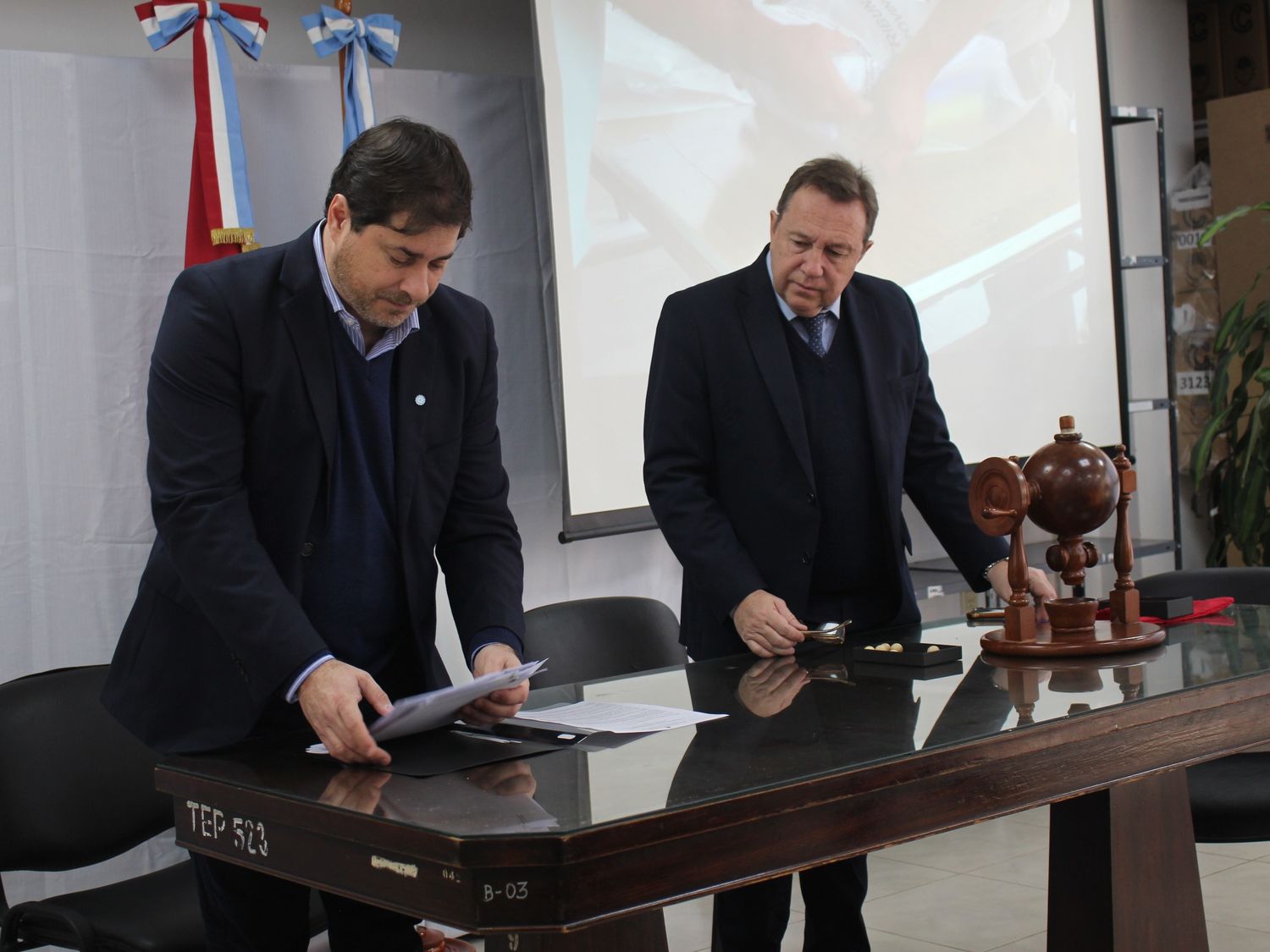 El acto contó con la presencia del Dr. Roberto Héctor Dellamónica, Vocal del Tribunal Electoral Provincial, asistido por el Dr. Pablo Daniel Ayala, Secretario Electoral de la Provincia. Foto: Tribunal Electoral de la Provincia.