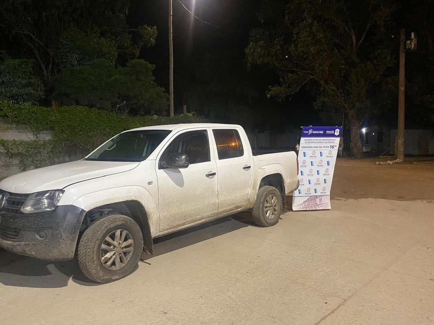 La conductora intentó huir a alta velocidad, pero ingresó a un complejo habitacional y colisionó contra un alambrado.