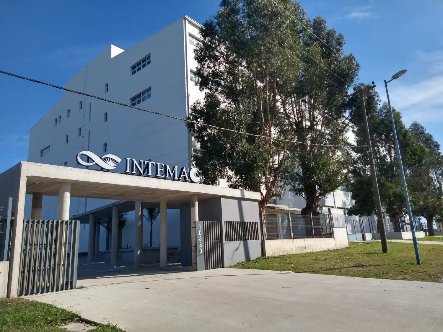 El instituto está conformado por trece áreas dedicadas a la investigación, la docencia, la extensión y la transferencia tecnológica.