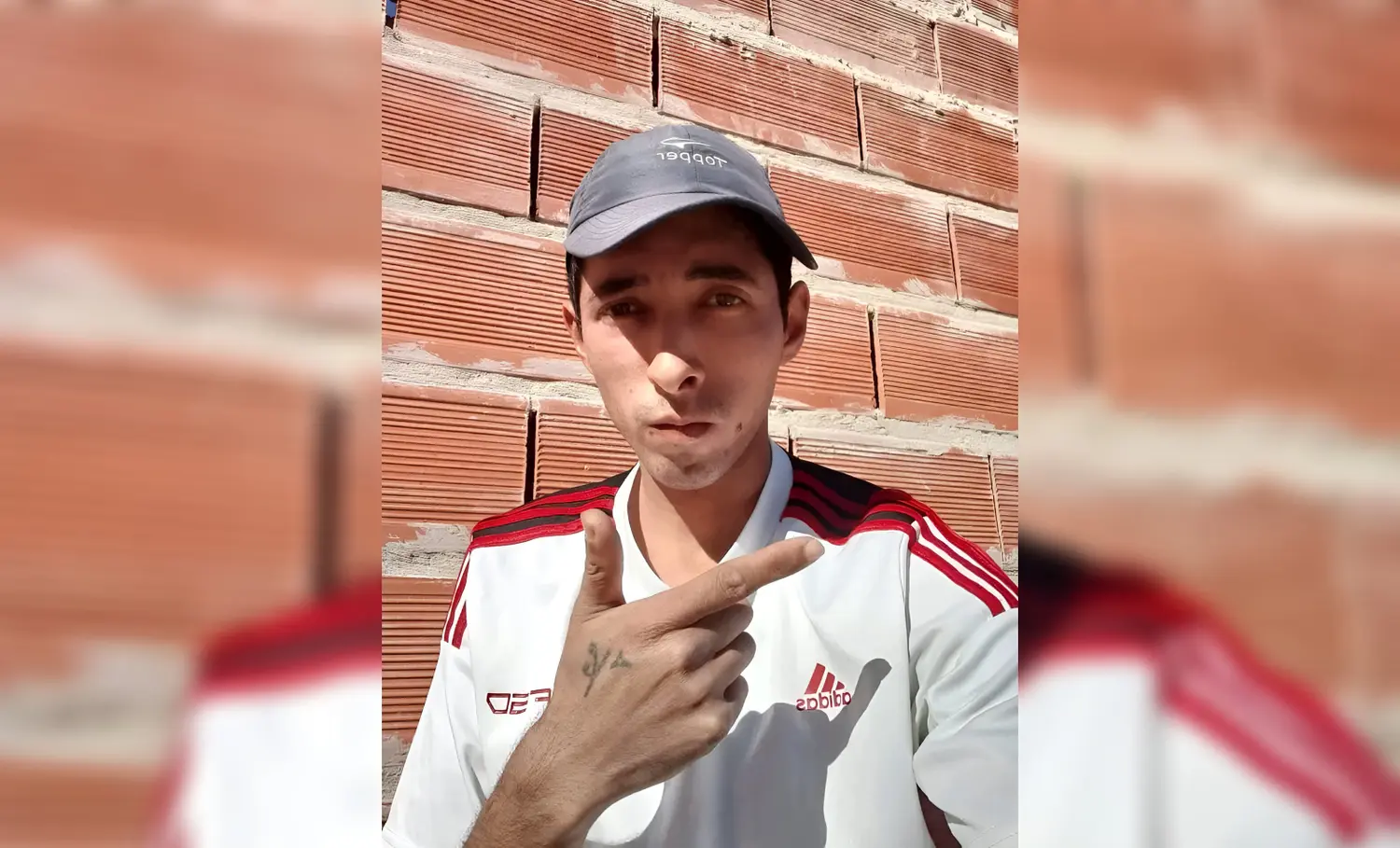 Una de las fotografías que difundió la familia para dar con el joven.