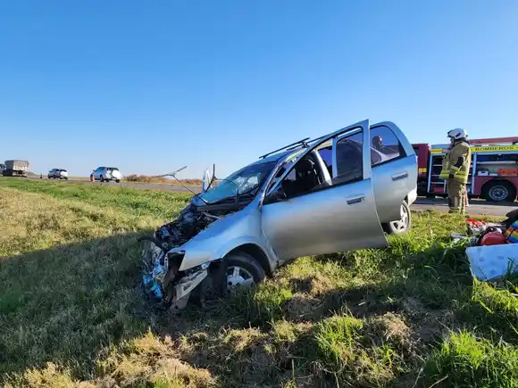 Intentó esquivar un pozo y chocó de frente contra un camión: grave accidente en la Ruta 33, cerca de General Villegas