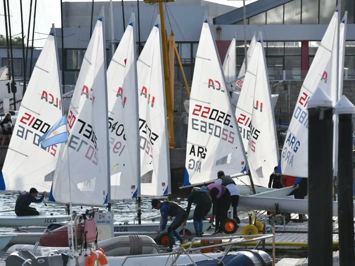 El clima esta vez le dio la derecha a la tradicional competencia y se vieron maniobras espectaculares en el Club Náutico de Mar del Plata.