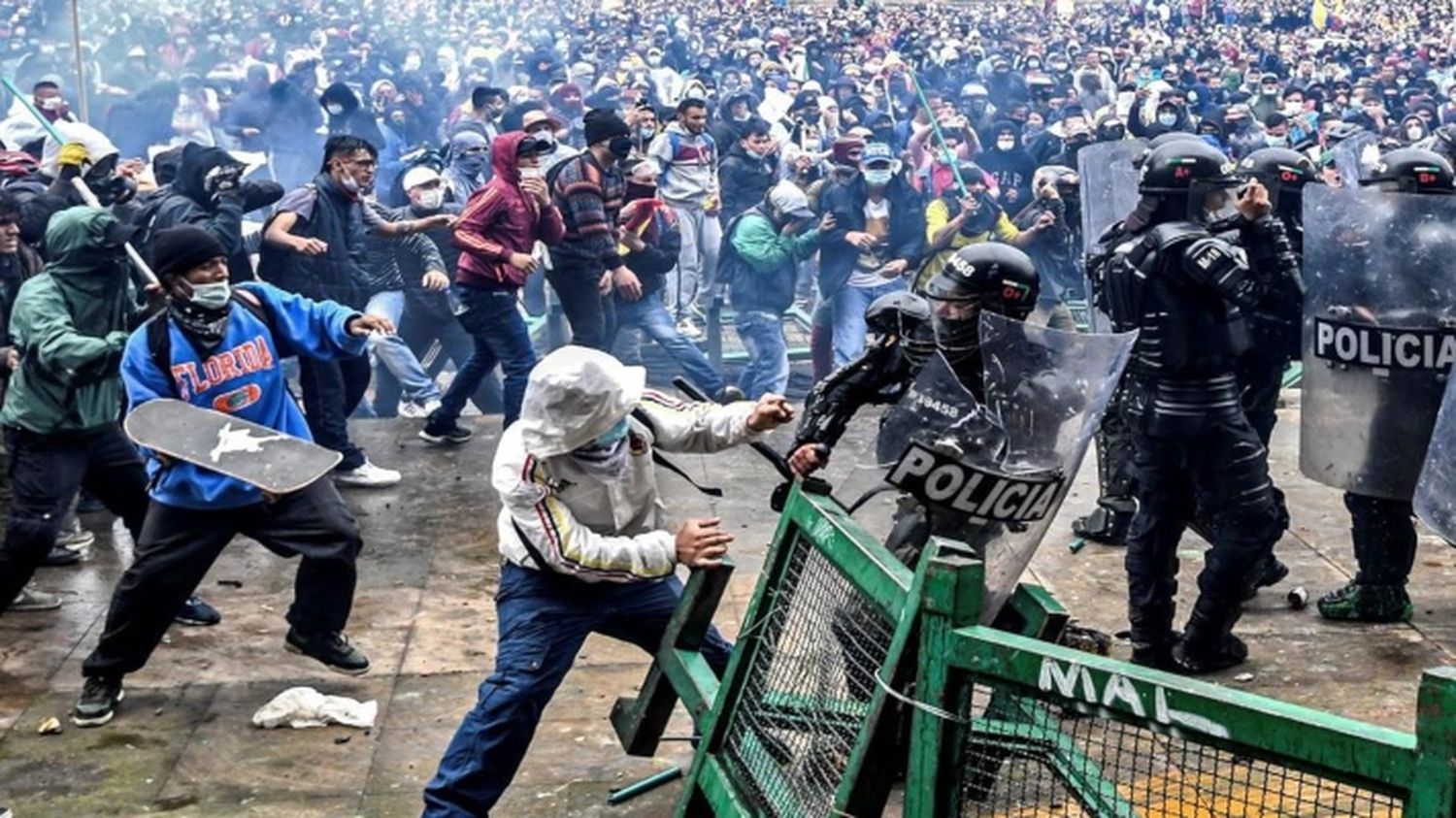 PROTESTAS CONTINÚAN: asesinados un docente y un líder contra la reforma tributaria en Colombia