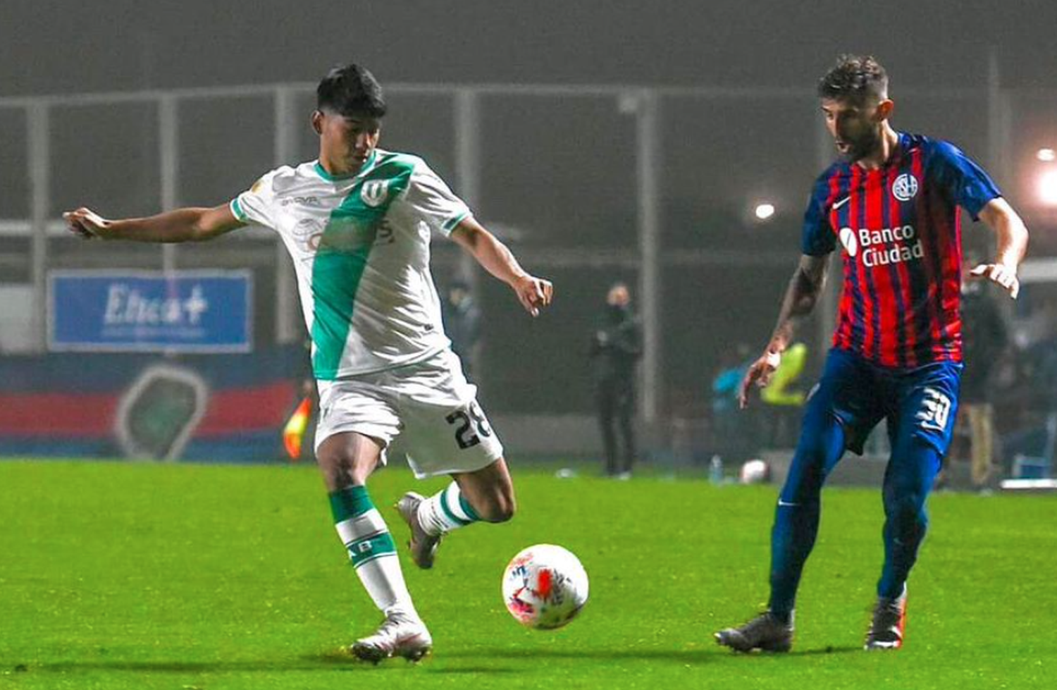 El juvenil tandilense Matías González y un exquisito remate que pudo darle la victoria a Banfield