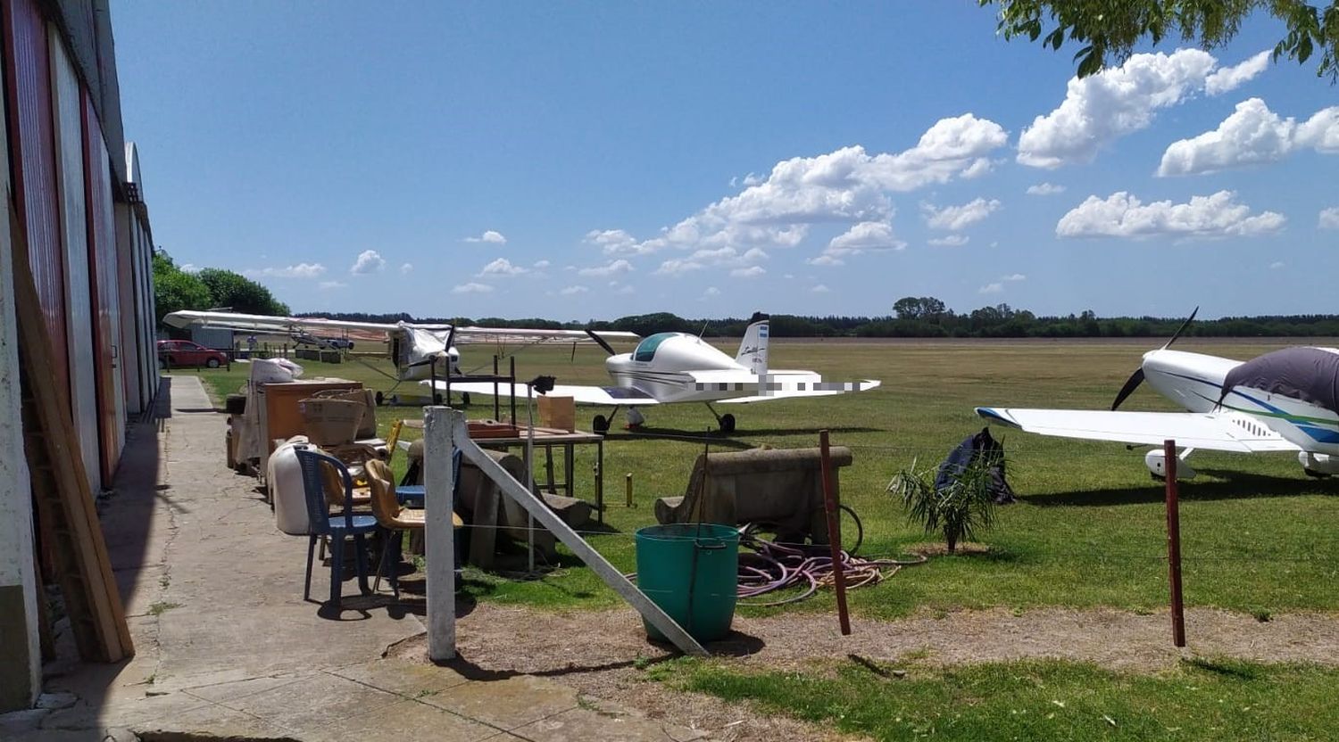 Desalojo en el Aeroclub: sacaron todo de los hangares para disponer las fajas de clausura