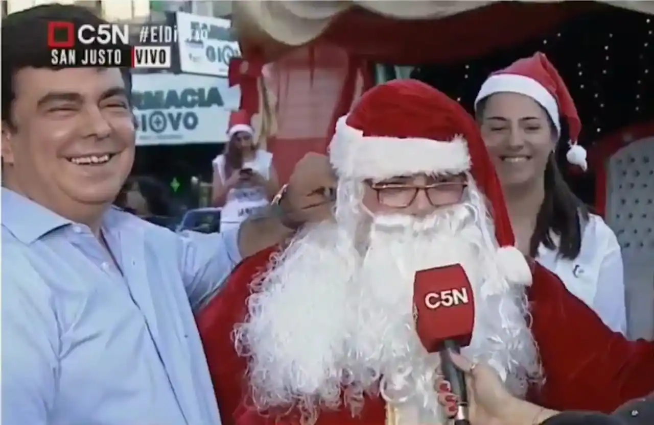 La Matanza: Fernando Espinoza acompañó al Papá Noel "militante" en la Plaza de San Justo