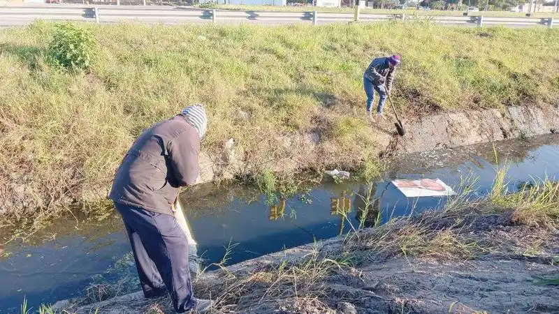 Trabajos de mantenimiento de
desagües pluviales y calles en la ciudad