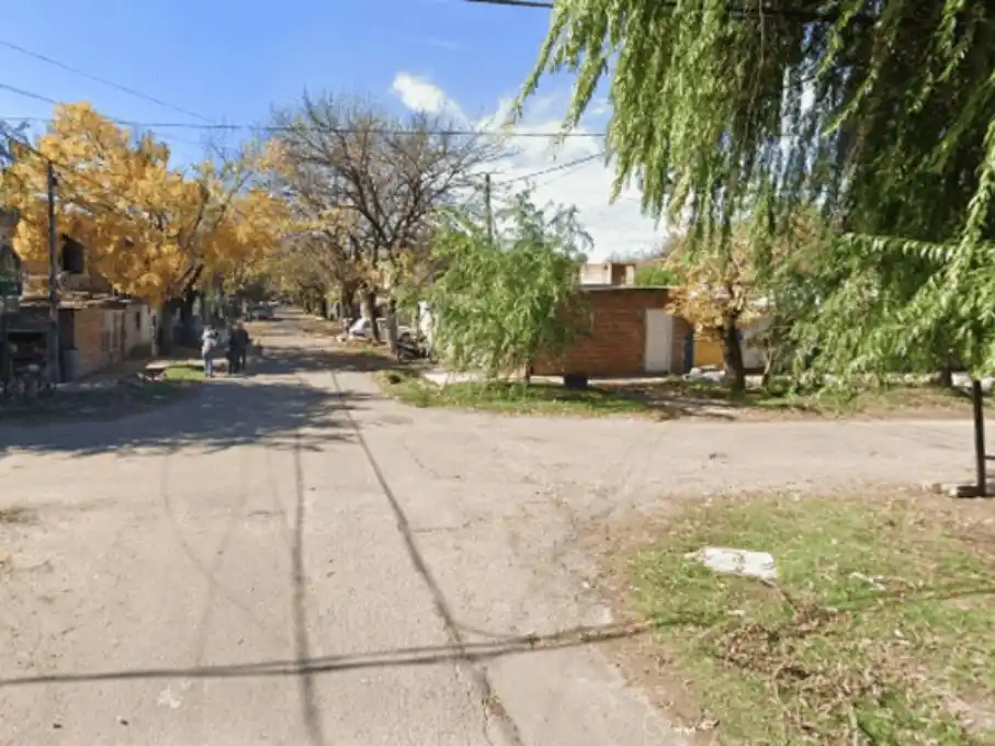 La víctima balbuceó que había sido agredida por su ex pareja, quien vivía en una casa cercana (Foto: Google Street)