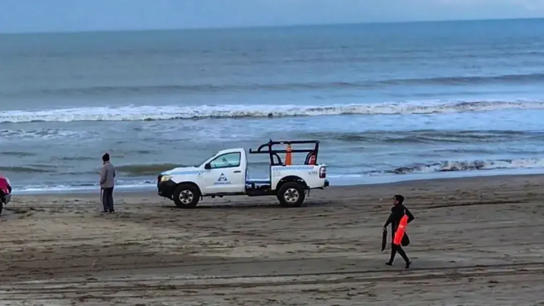 Hallan un cuerpo en la playa de Las Toninas y buscan establecer si tiene que ver con los kayakistas desaparecidos