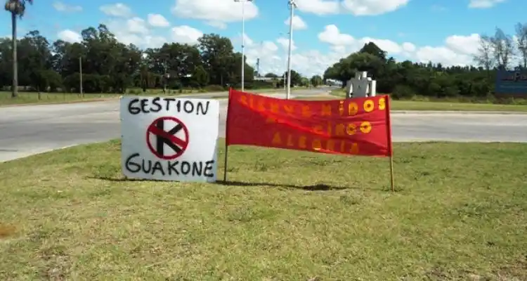 Cartel de bienvenida contra el gobierno de Pablo Guacone