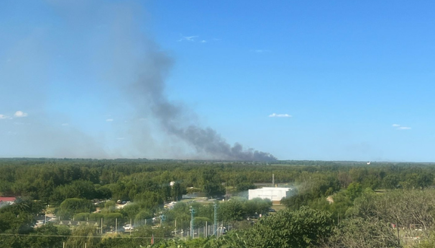 Ecocidio: comenzaron los incendios de pastizales en la islas y ya se ven las columnas de humo