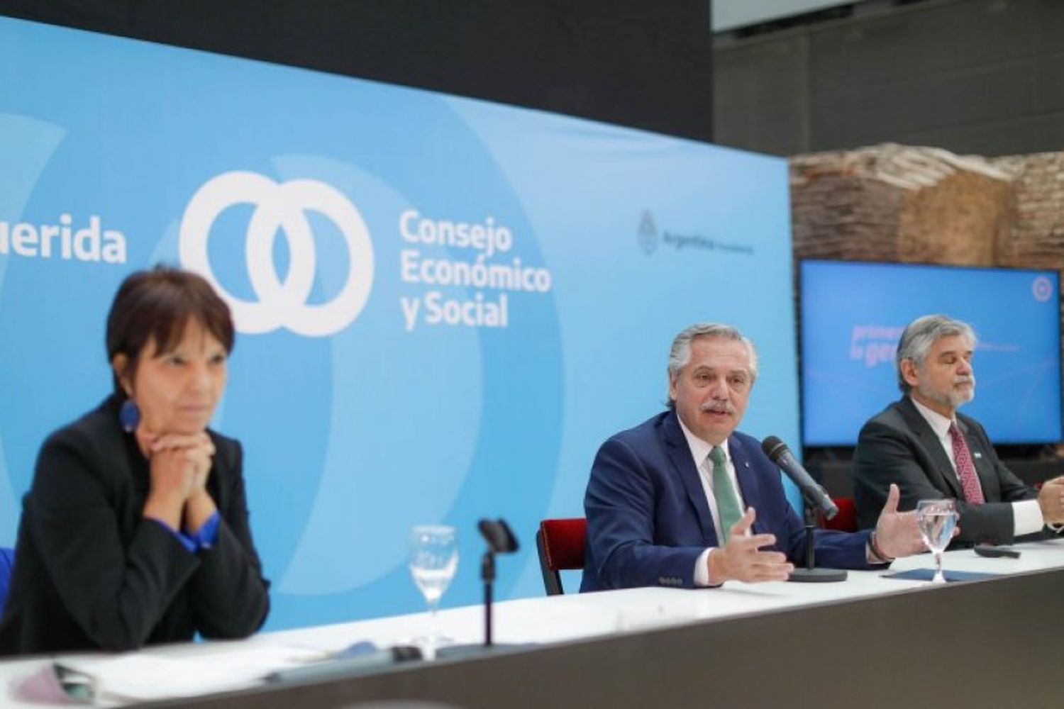 Alberto Fernández encabeza una reunión del Consejo Económico y Social con la UIA y la CGT