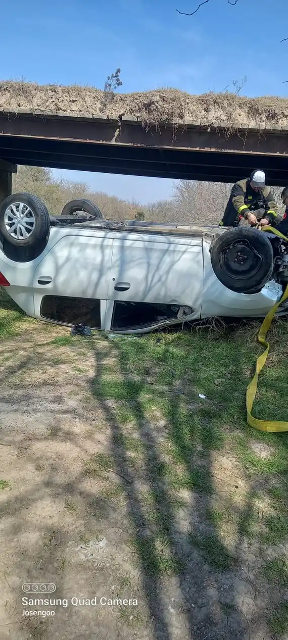 Puente Clé: un auto cayó al arroyo