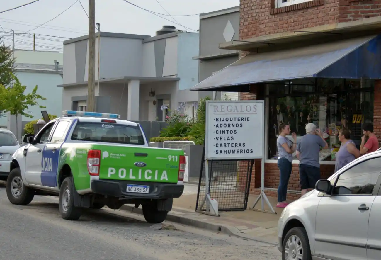 Armados, delincuentes perpetraron violentos asaltos en un comercio y en una vivienda
