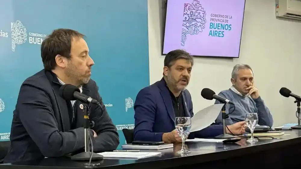 Carlos Bianco junto a Pablo López y Andrés Larroque (Merlín Azpiroz / Agencia DIB)