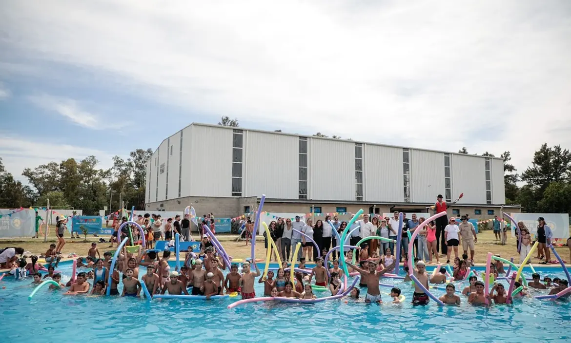 Con entrada gratuita, arrancan las actividades en las piletas de los clubes municipales de Pilar