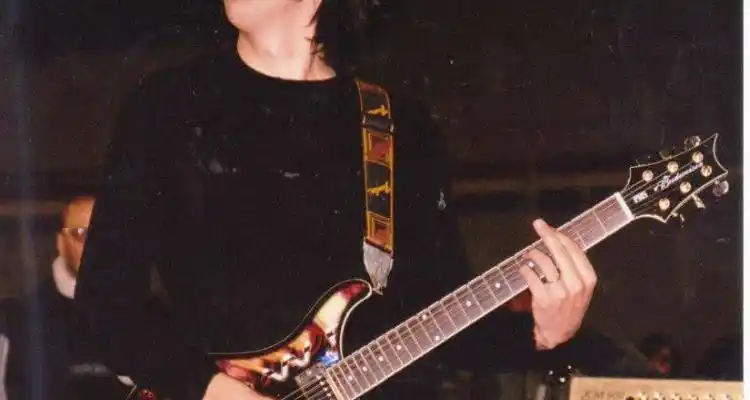Robaron una guitarra del sampedrino que toca en La Mosca