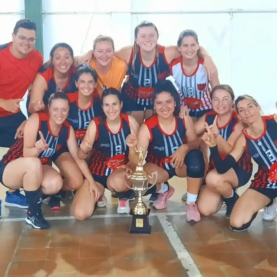 Este es el equipo de maxivoley femenino de Gualeguay Central que se adjudicó el torneo Clausura de la Liga de Centro Sur.