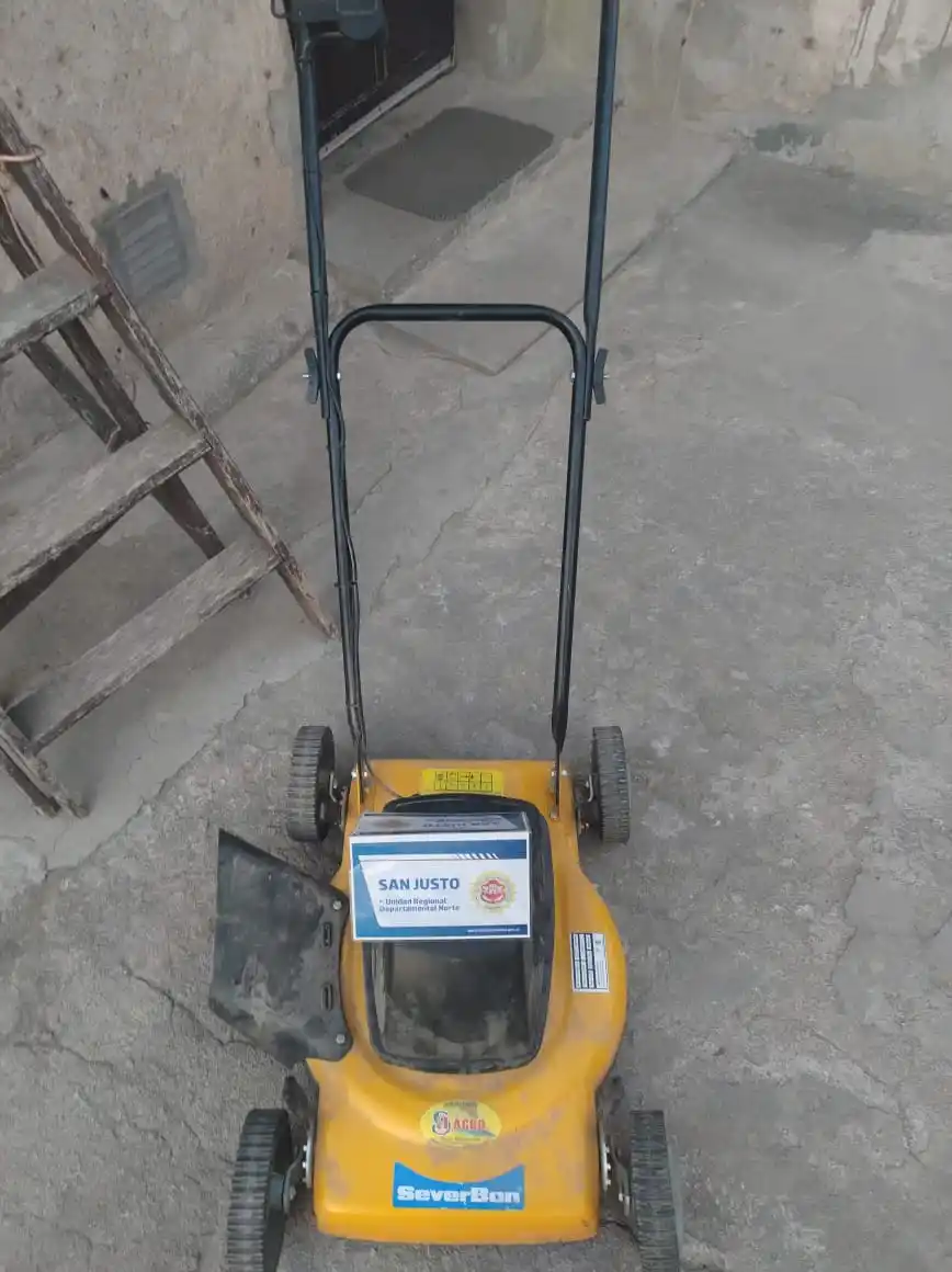 Máquina de césped sustraída