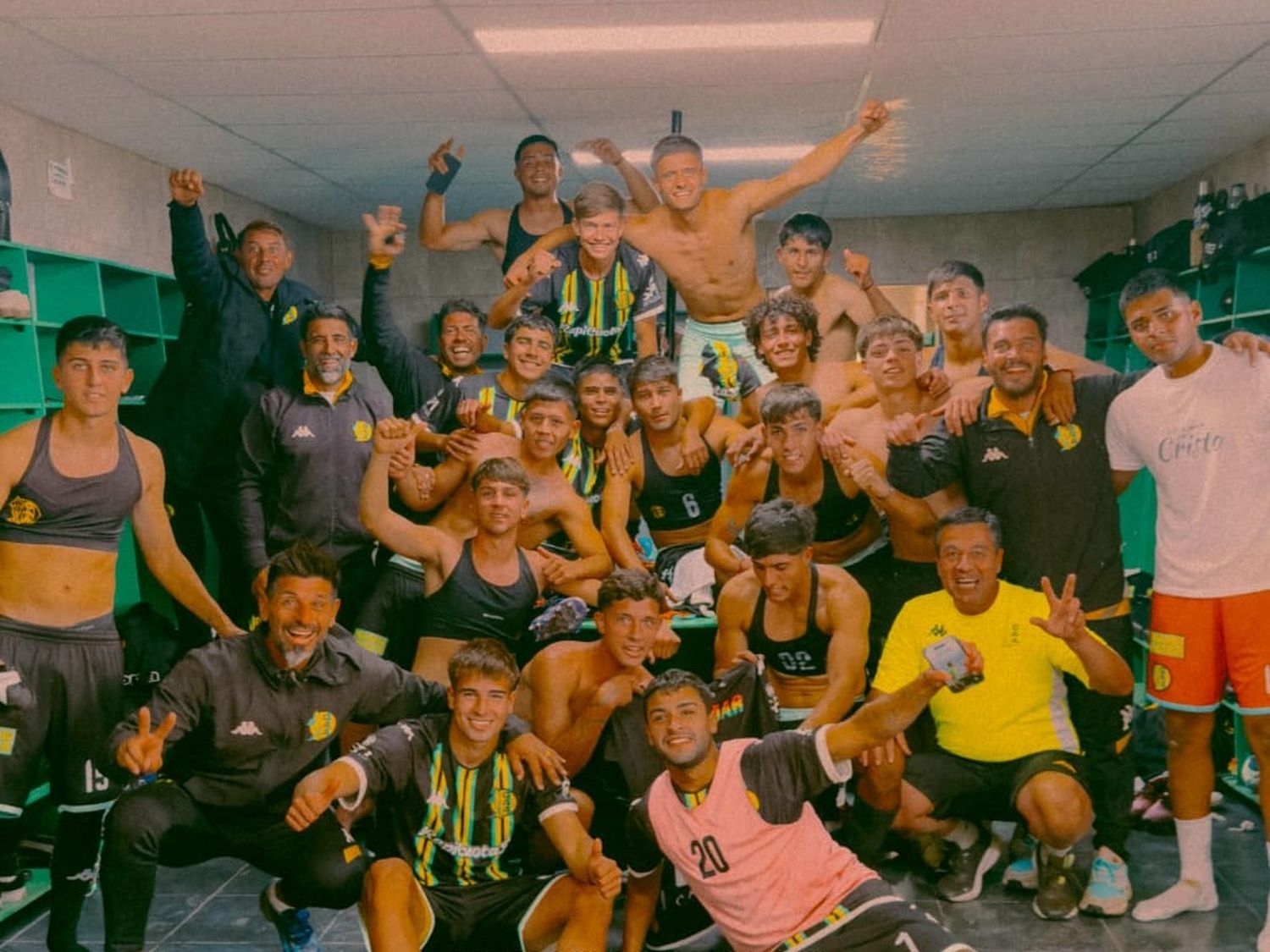 La Reserva de Aldosivi celebrando la clasificación en el vestuario.