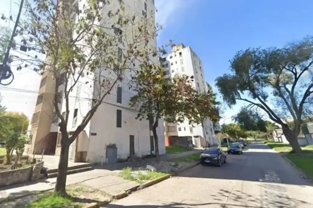 En el lugar encontraron una botella con combustible y un trapo quemado.