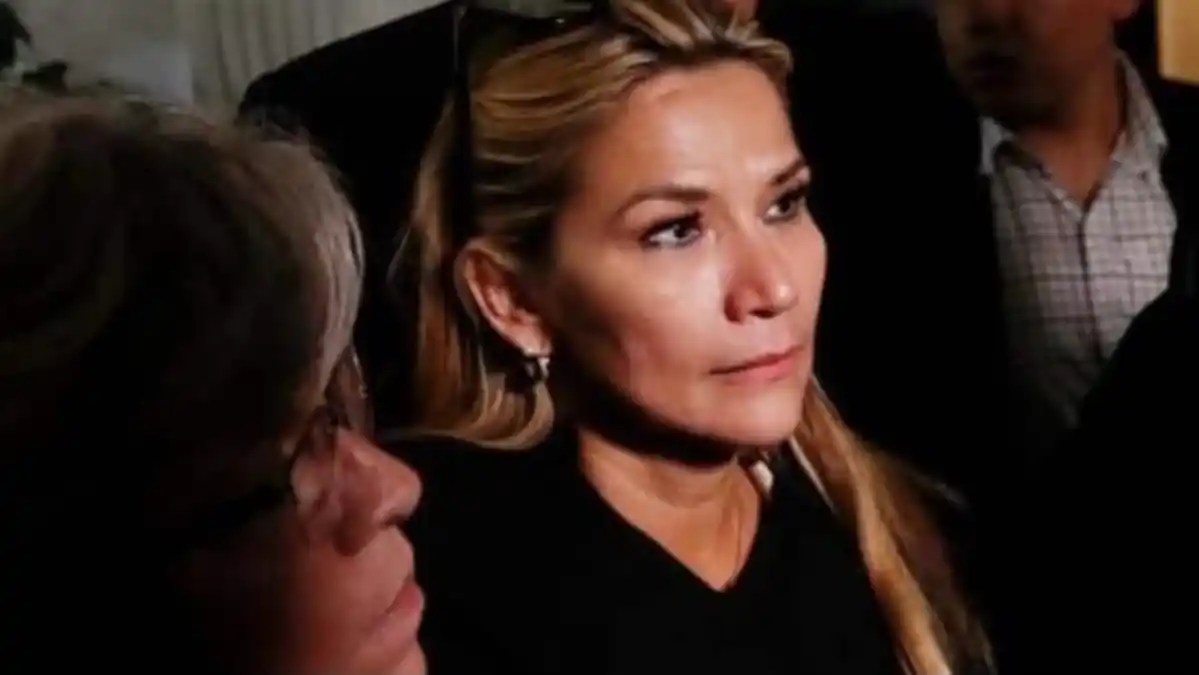 Jeanine Añez REPUDIÓ MOVILIZACIÓN MILITAR: «Arce y Evo deben irse» pero «a través del voto»