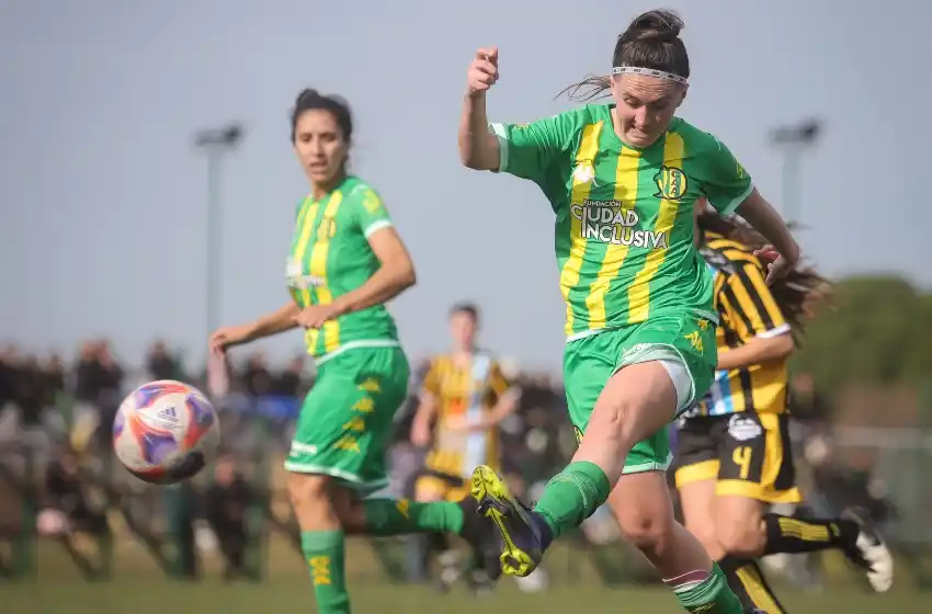 Fútbol femenino: las campeonas tuvieron un debut frustrado ante Almirante Brown