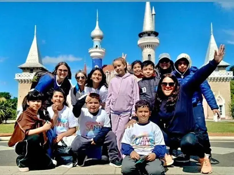 Alumnos y personal docente durante el viaje hecho a La Plata