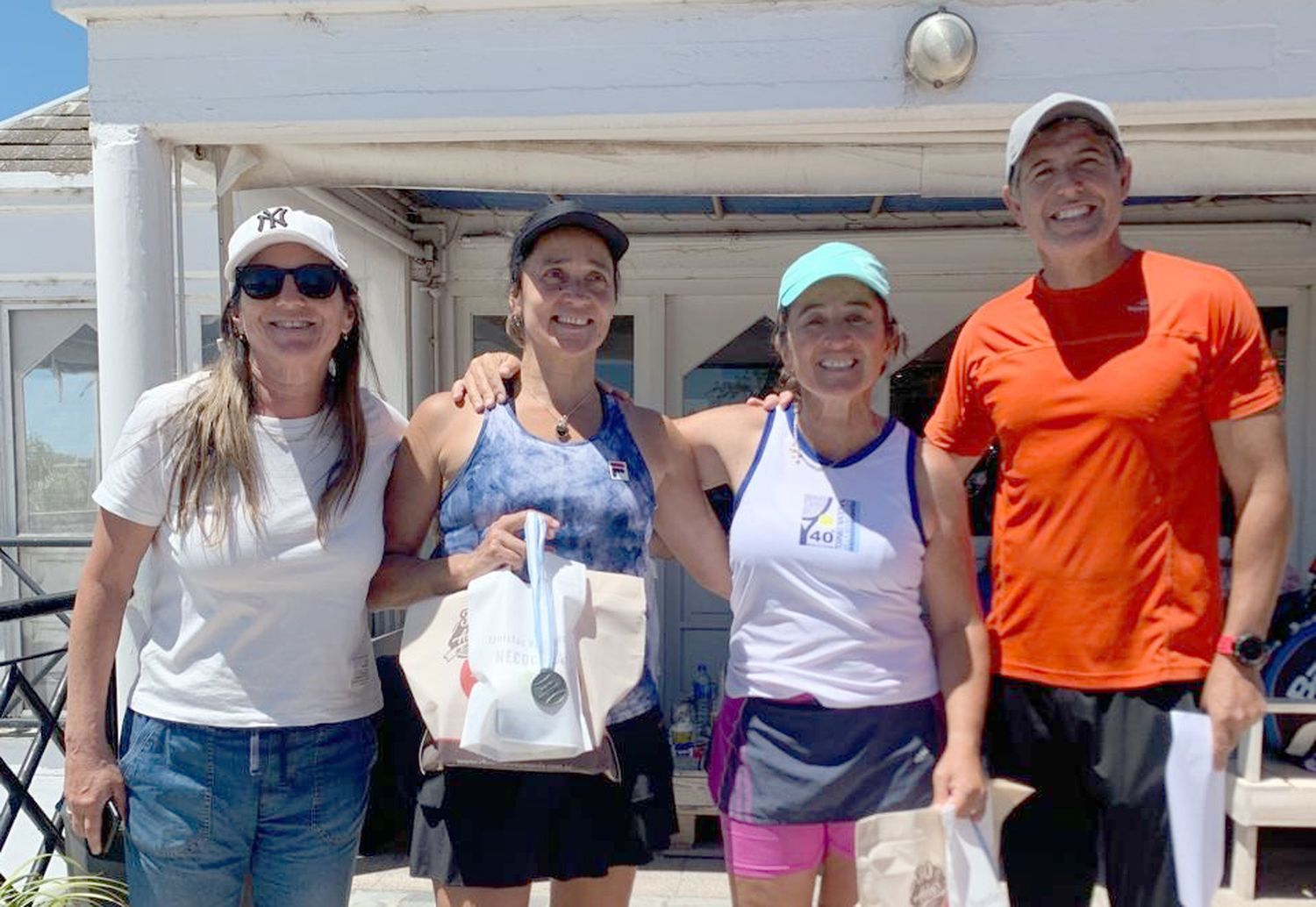 Las campeonas en Damas “A”. Erika Vázquez y Lucía Mirande (Necochea), junto a los profesores Silvina Martínez y Marcelo Carrara.