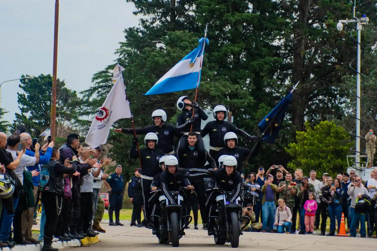 La Brigada Blanca cerrara el acto protocolar en Gobernador Castro y por la tarde realizará una demostración frente a la Municipalidad.