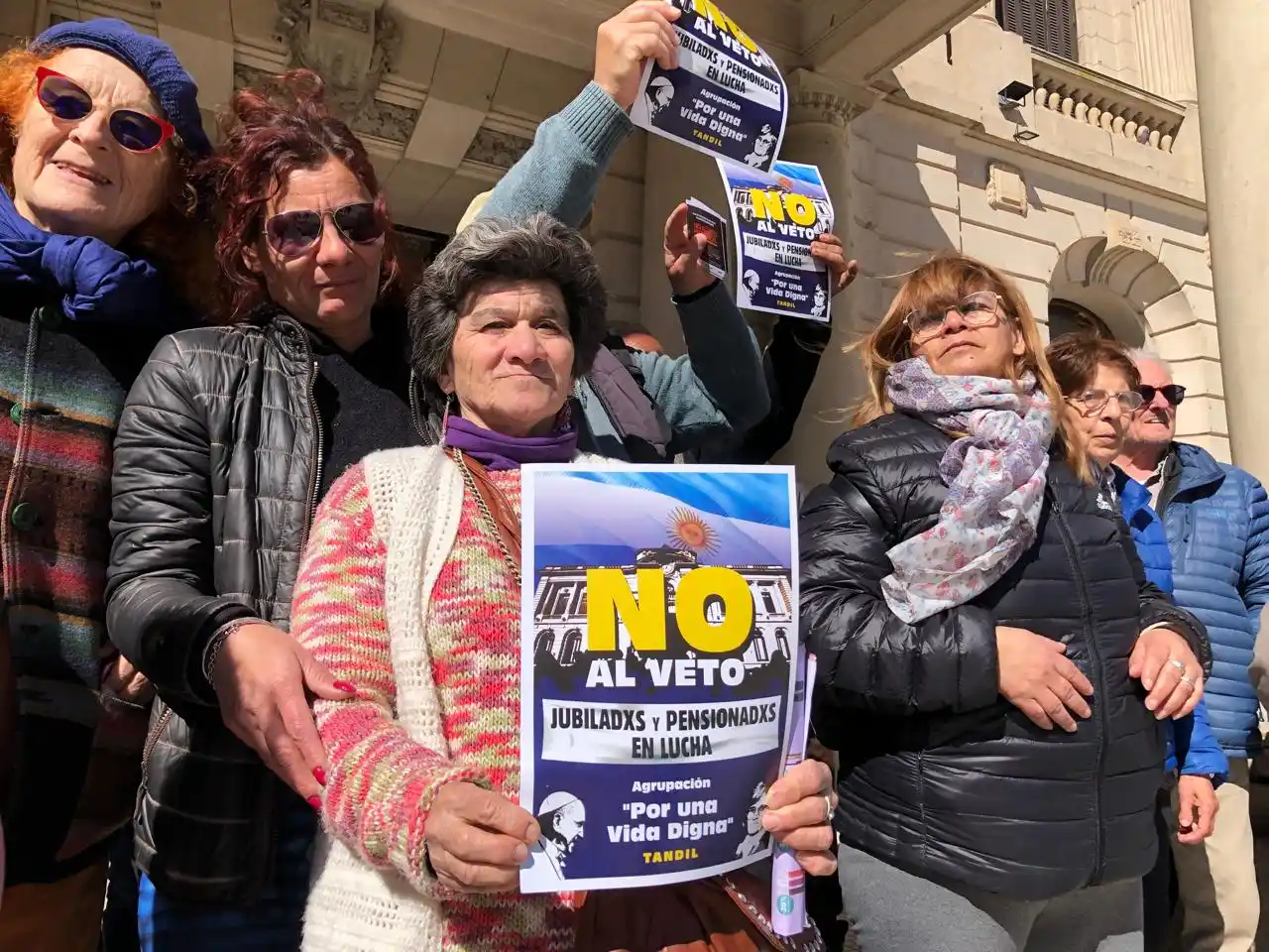 "No al veto", expresaron los jubilados frente a la Comuna.