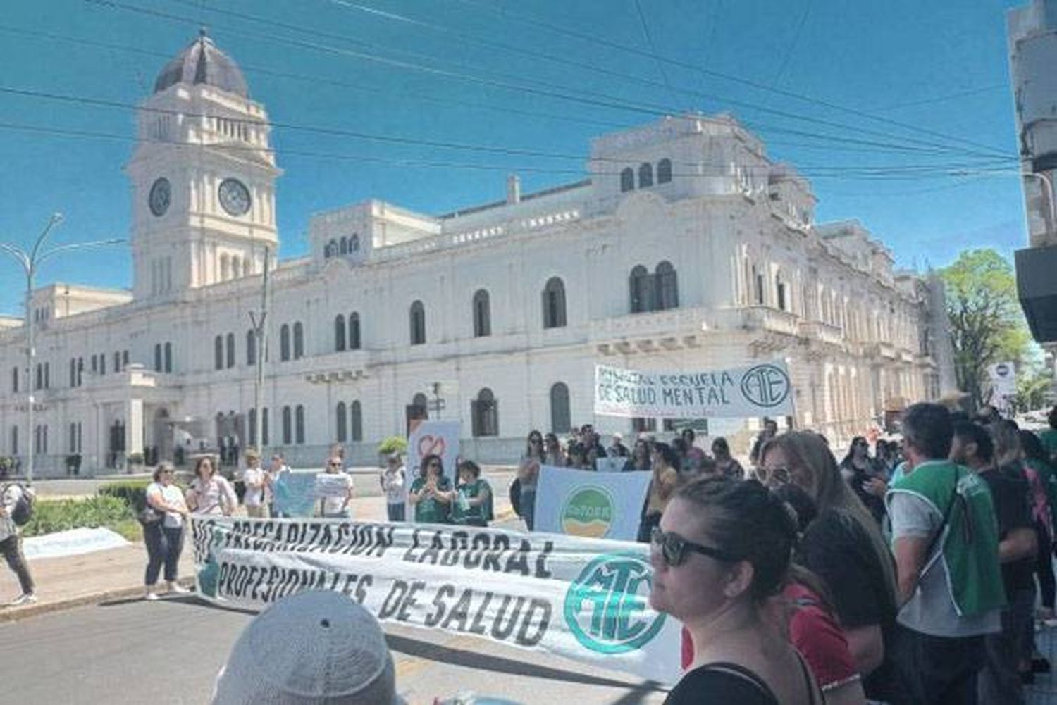 Profesionales de salud protestaron  en Paraná y entregaron un petitorio