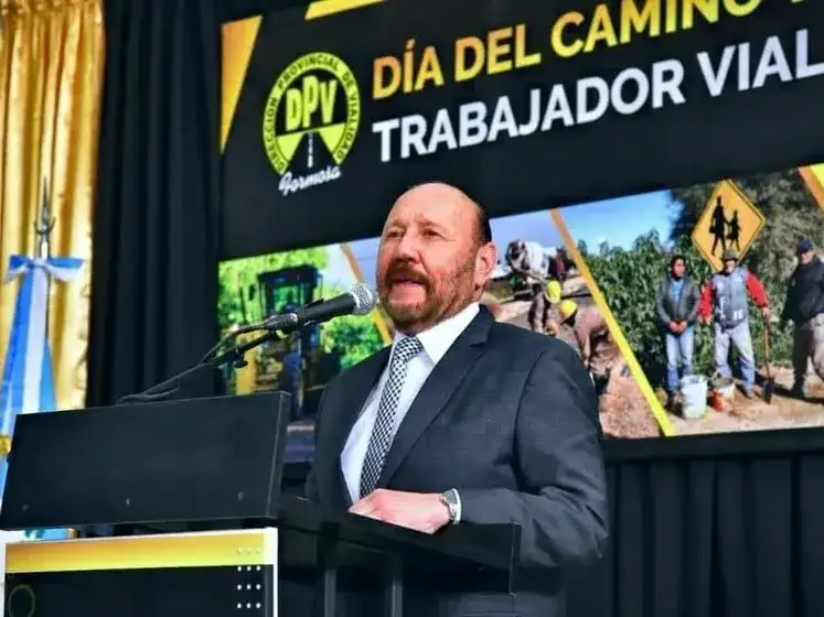 El gobernador Gildo Insfrán encabeza el acto oficial por el Día del Camino y del Trabajador Vial en Formosa, destacando la labor fundamental de los agentes de la Dirección Provincial de Vialidad en el desarrollo de la infraestructura regional.