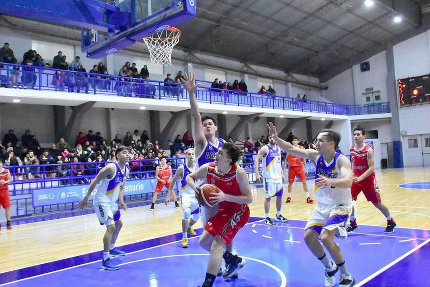 Sarmiento y Estudiantes
le dan comienzo a la final