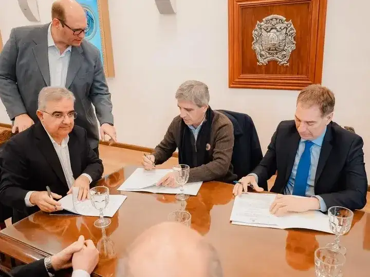 Luis Caputo, Diego Santilli y Raúl Jalil.